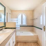 Apartament Amazing 4br Apart. Parking, Pool, Close To The Sea *