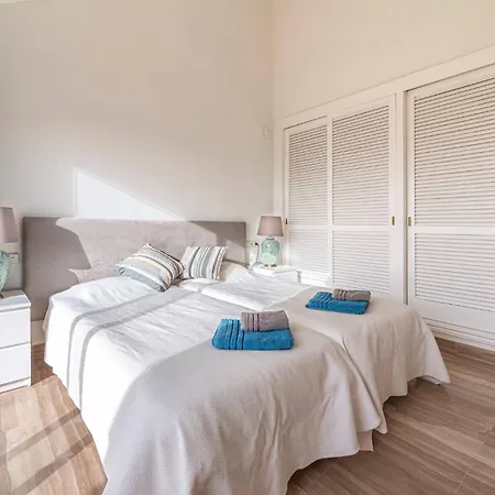 Amazing 4br Apart. Parking, Pool, Close To The Sea Apartment