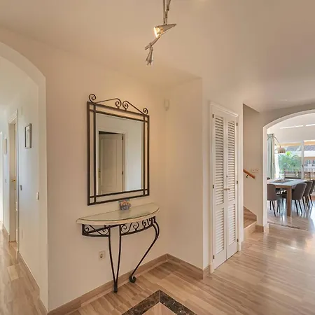 Apartment Amazing 4br Apart. Parking, Pool, Close To The Sea *