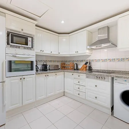 Apartment Amazing 4br Apart. Parking, Pool, Close To The Sea Marbella