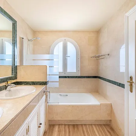 Apartment Amazing 4br Apart. Parking, Pool, Close To The Sea *