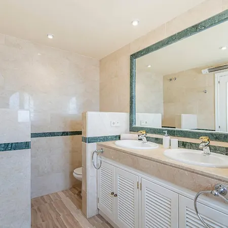 Amazing 4br Apart. Parking, Pool, Close To The Sea 아파트 *
