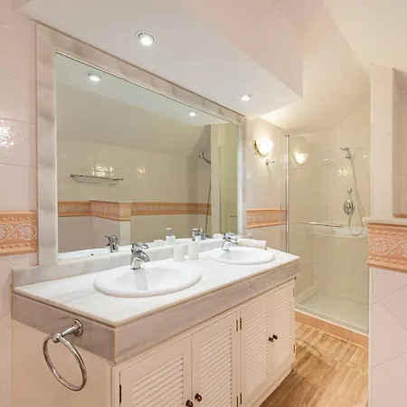 Amazing 4br Apart. Parking, Pool, Close To The Sea Apartment