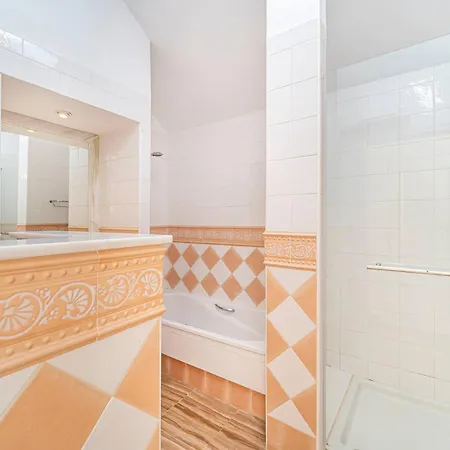 Apartment Amazing 4br Apart. Parking, Pool, Close To The Sea