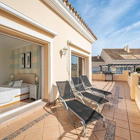 Apartment Amazing 4br Apart. Parking, Pool, Close To The Sea
