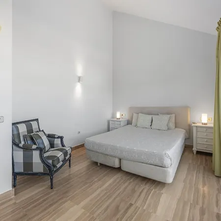 Amazing 4br Apart. Parking, Pool, Close To The Sea Apartman *