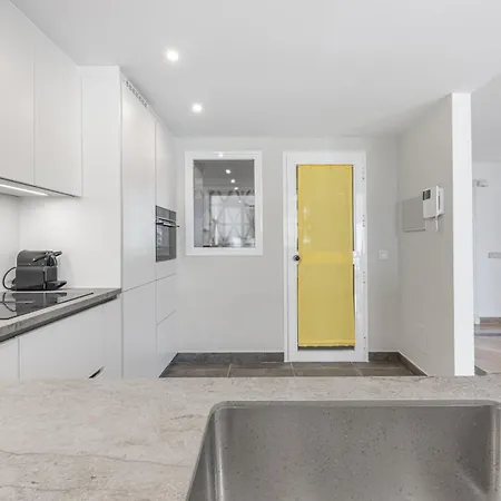 아파트 Amazing 4br Apart. Parking, Pool, Close To The Sea 마르베야