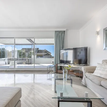 Amazing 4br Apart. Parking, Pool, Close To The Sea 아파트