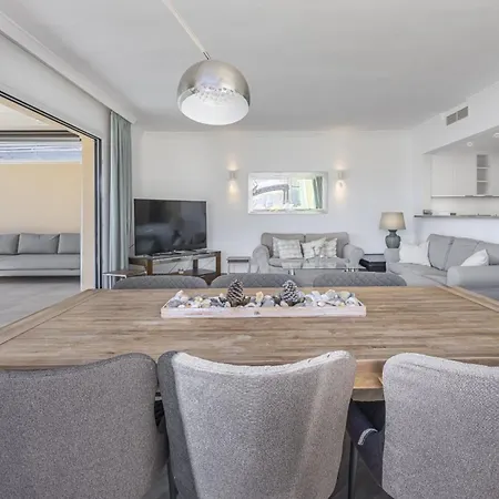 Apartman Amazing 4br Apart. Parking, Pool, Close To The Sea *