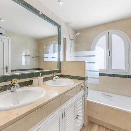 Apartman Amazing 4br Apart. Parking, Pool, Close To The Sea *