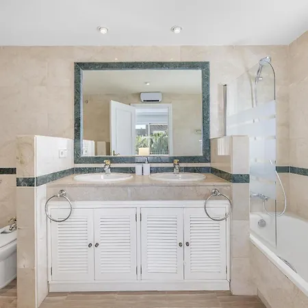Amazing 4br Apart. Parking, Pool, Close To The Sea