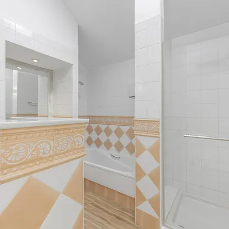 Amazing 4br Apart. Parking, Pool, Close To The Sea