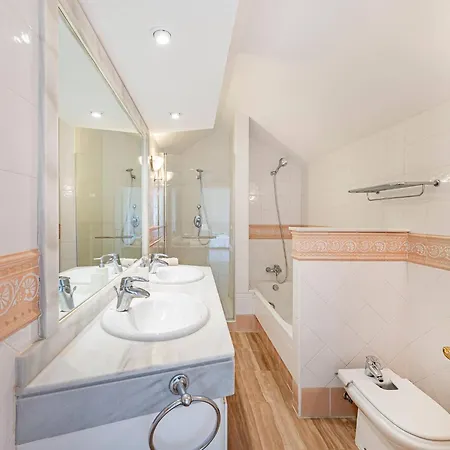 Amazing 4br Apart. Parking, Pool, Close To The Sea Apartmán