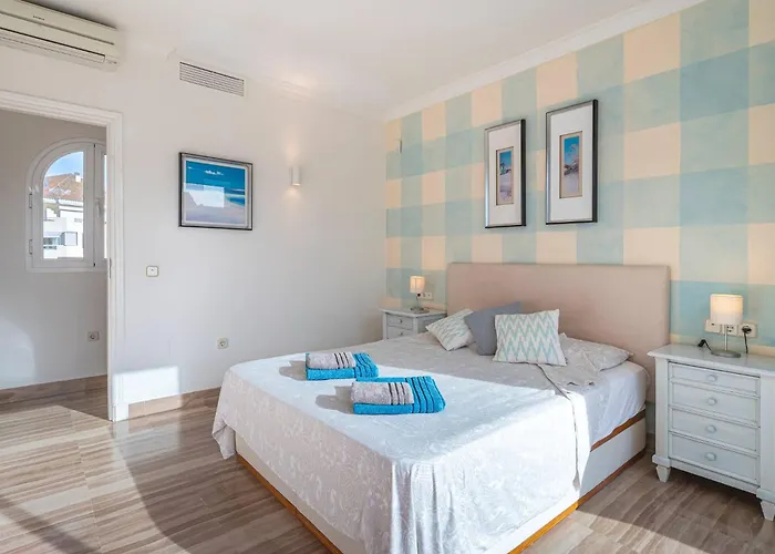 Amazing 4br Apart. Parking, Pool, Close To The Sea 公寓