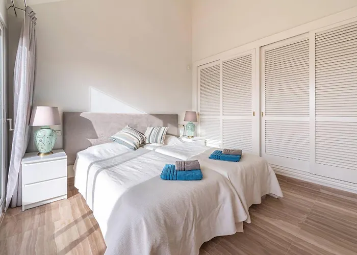 Amazing 4br Apart. Parking, Pool, Close To The Sea 公寓