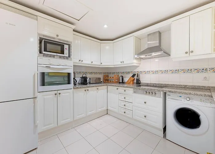 公寓 Amazing 4br Apart. Parking, Pool, Close To The Sea 马尔韦利亚