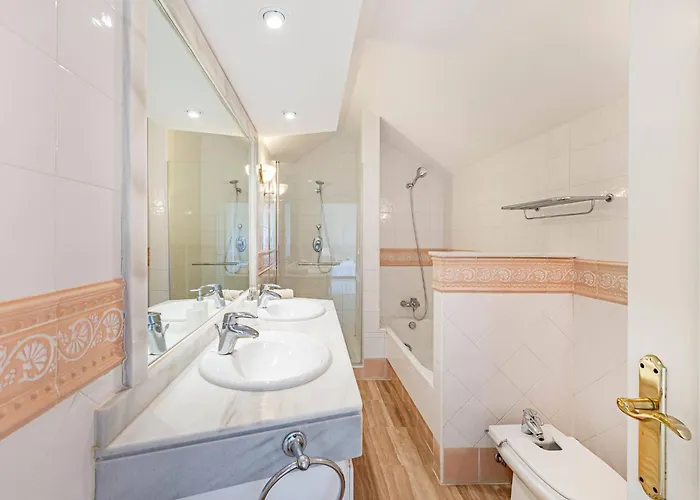 Amazing 4br Apart. Parking, Pool, Close To The Sea 公寓