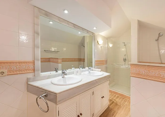 Amazing 4br Apart. Parking, Pool, Close To The Sea 公寓